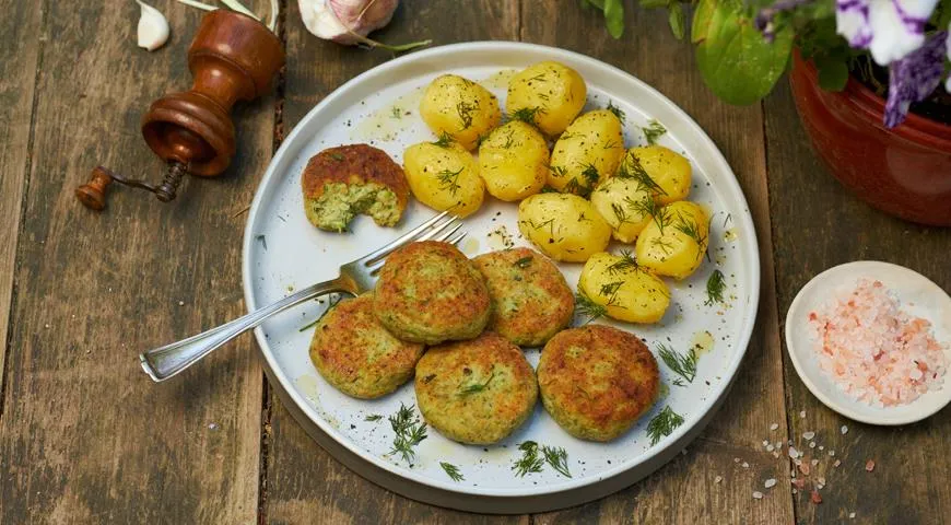 Отварной молодой картофель с укропом и чесноком