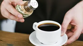 Соль вместо сахара: врач объяснила, как смягчить вкус черного кофе и сделать его полезнее