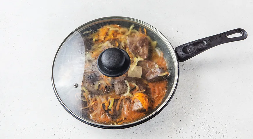 Свиная печень с луком на сковороде