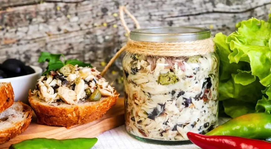 Риет из скумбрии с маслинами и каперсами
