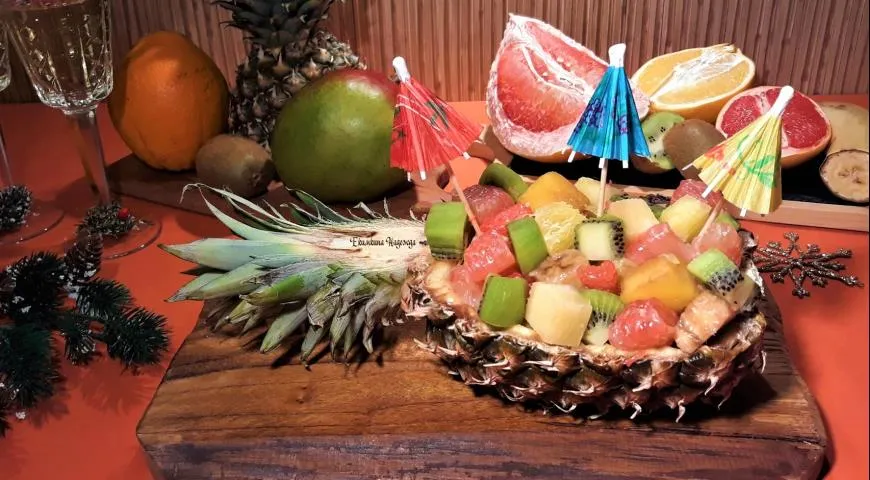 Тропические фрукты в новогоднем ананасе