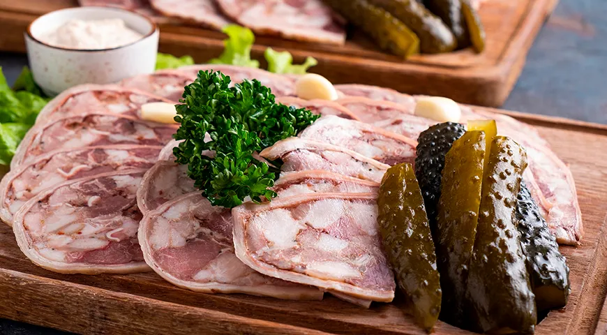 Идеальными компаньонами зельца считаются малосольные и маринованные овощи