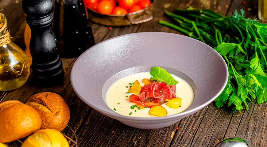 Ломтики вяленой говядины отлично дополнят сливочный крем-суп