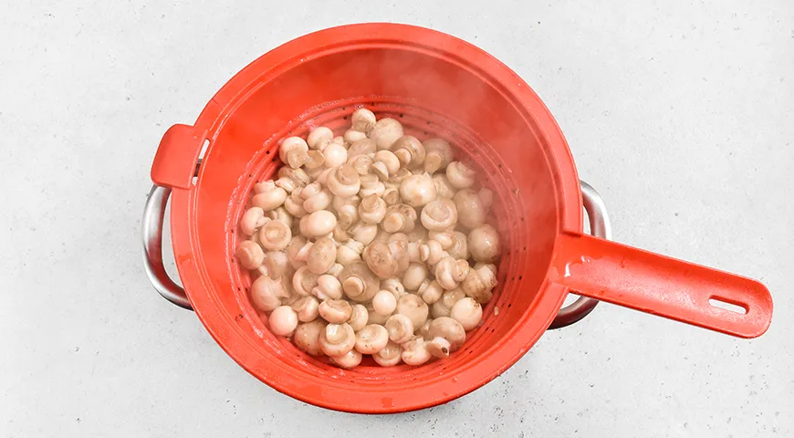 Маринованные шампиньоны с морковью по-корейски