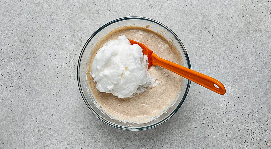 Цельнозерновые вафли с арахисовой пастой, ягодами и мороженым