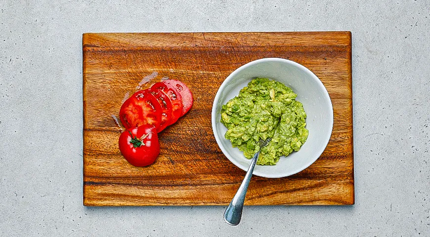 Чафли с авокадо, беконом и помидорами