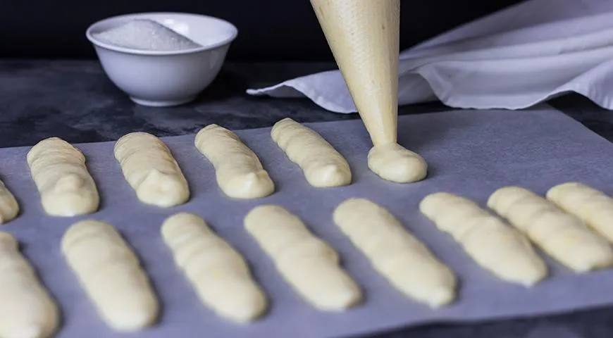 Отсаживайте тесто для печенья на расстоянии 2–3 см друг от друга –​ в процессе выпекания оно увеличится в объеме