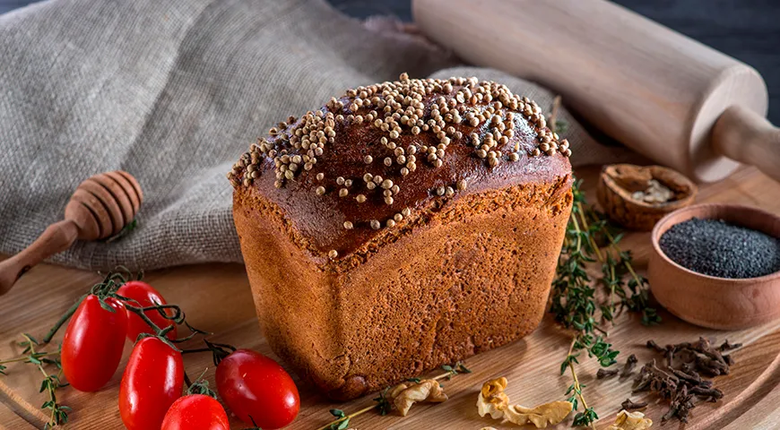 Цвет у настоящего бородинского хлеба темно-коричневый