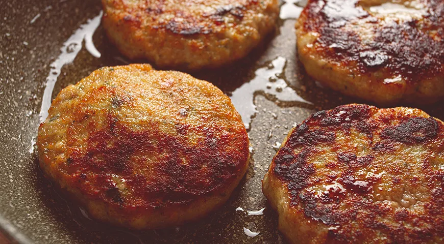 Котлеты обжаривают на среднем огне без крышки 3–5 минут на каждой стороне до образования корочки, после этого накрывают сковороду крышкой и доводят полуфабрикаты до готовности на слабом огне