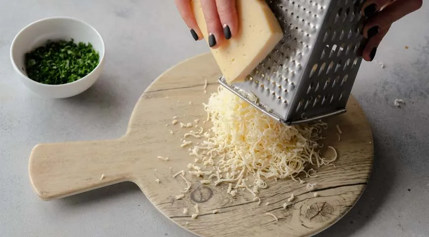 Сыр для салата Мимоза натрите на мелкой или средней терке, накройте