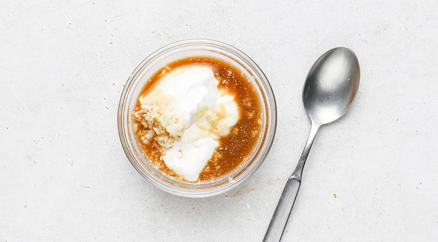 Курица с гречкой и сметаной на сковороде