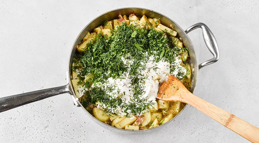 Картошка, тушенная с беконом и сметаной