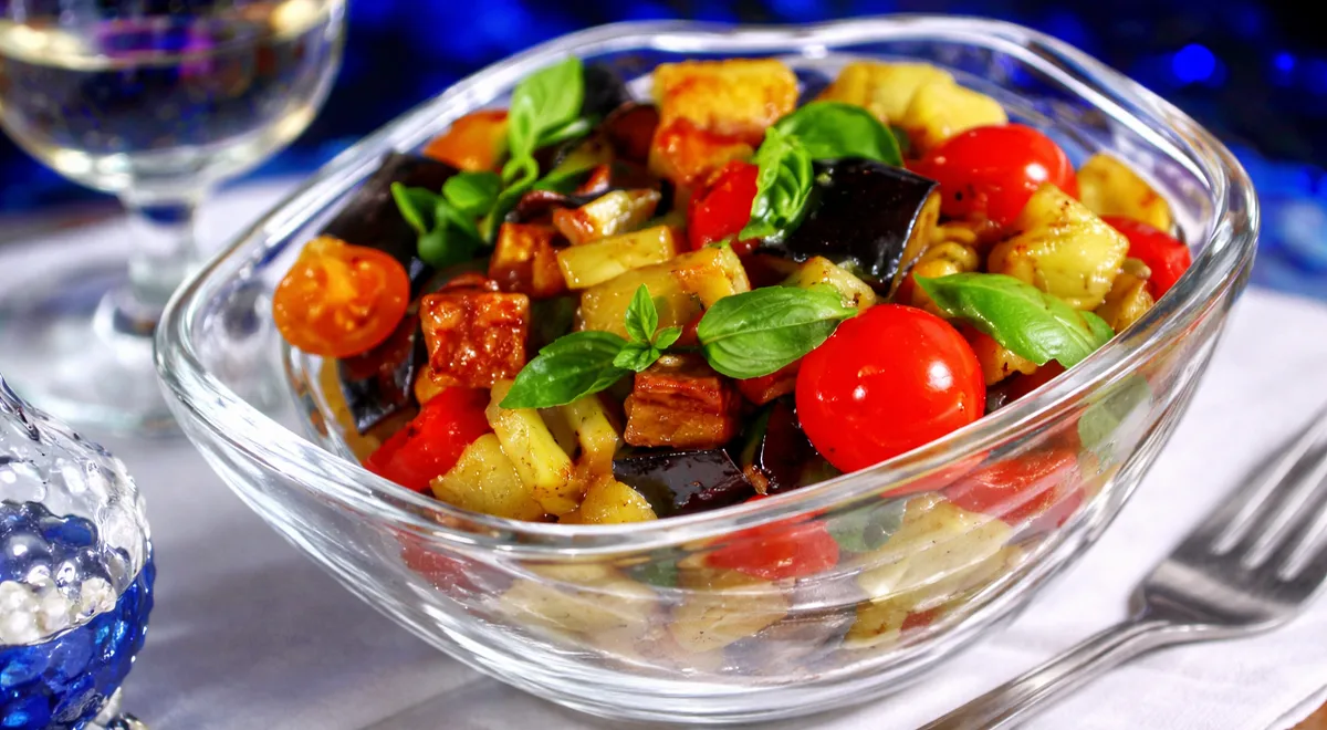 Итальянский горячий салат, приготовленный в воке