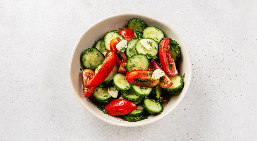 Малосольные огурцы и помидоры в пакете