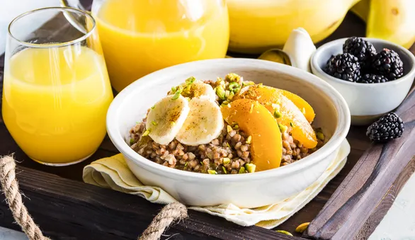 Гречневая сладкая каша с бананами и кленовым сиропом