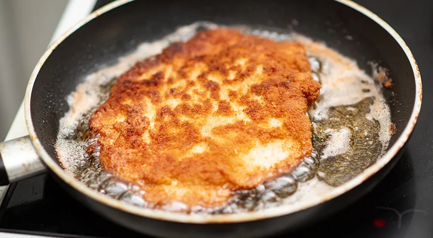 Не нужно переворачивать шницели при жарке слишком часто: обычно достаточно одного-двух раз