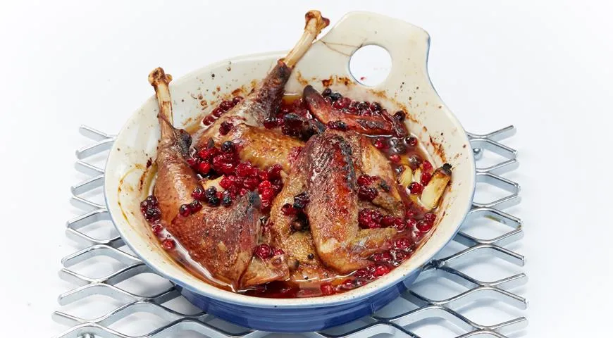 Цесарка с брусникой