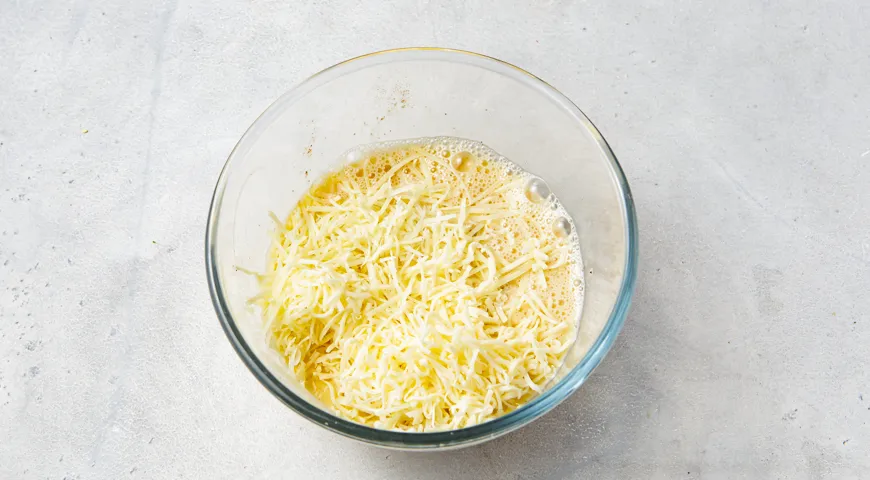 Брокколи с яйцом и сыром на сковороде