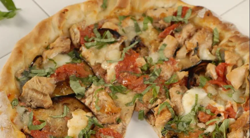 Пицца с баклажанами и лососем