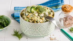 Салат со свежим огурцом, яйцом и зеленым горошком