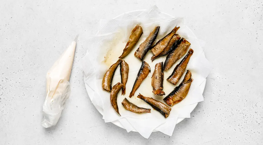 Бутерброды со шпротами и лимоном