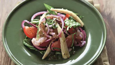 Салат с говядиной, солёными огурцами и кукурузой — рецепты | Дзен