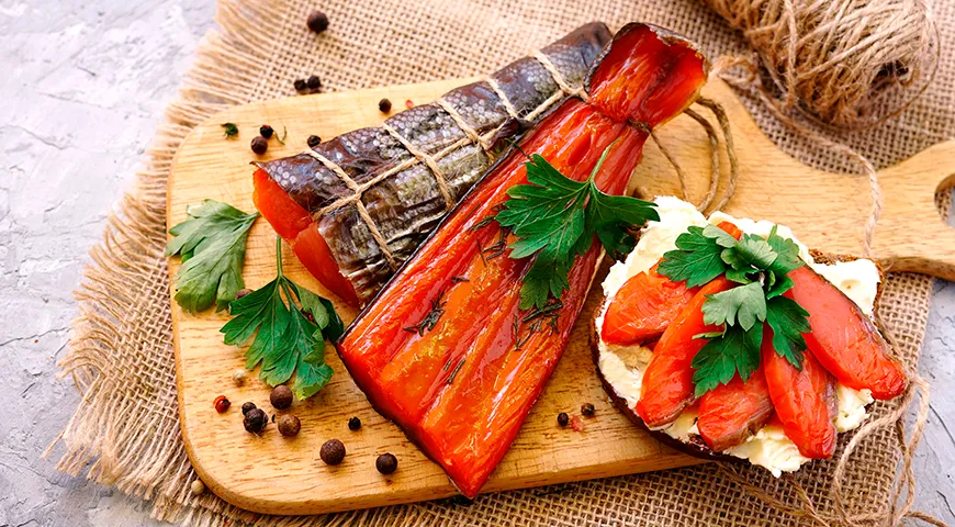 Качественная копченая горбуша имеет ровную блестящую поверхность без пятен