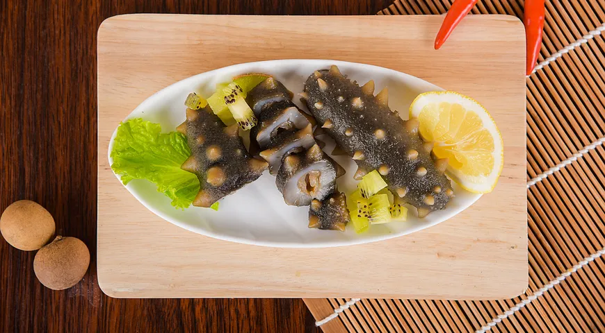 Процесс приготовления сушеного трепанга включает несколько циклов замачивания, варки и чистки. Свежий трепанг готовить проще: его промывают, чистят и нарезают для дальнейшей термической обработки