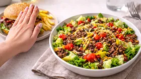 100 ккал на 100 г: в TikTok ужин заменяют сытным салатом-бургером с фаршем