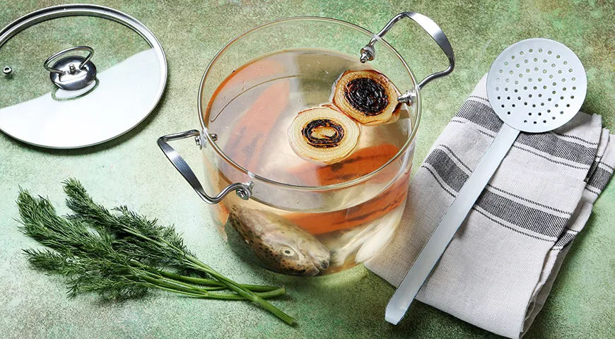 Для придания бульону аромата дымка и золотистого цвета луковицу и морковку обжигают на газу или кулинарной горелкой 