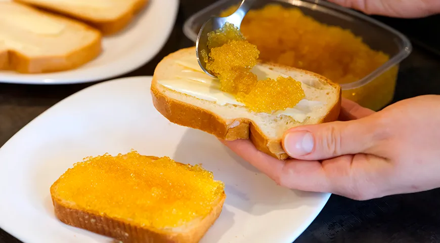 Икра щуки идеально сочетается со сливочным маслом