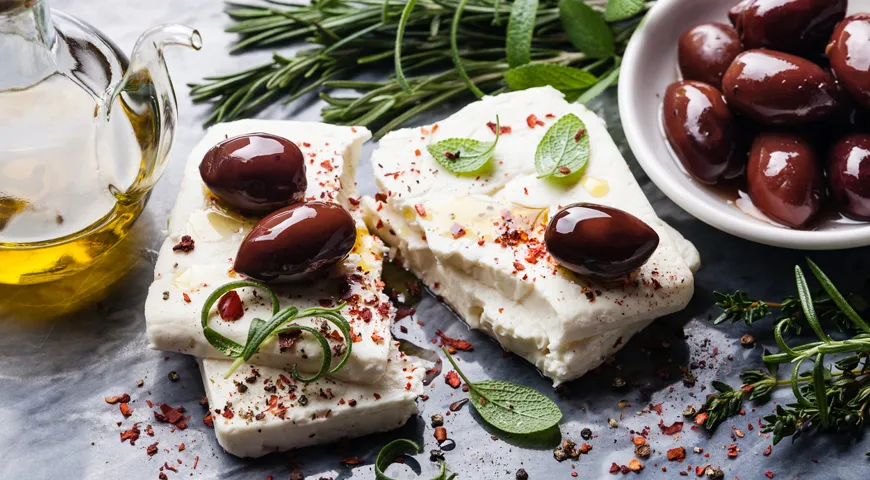 Фета — основной сыр для греческого салата
