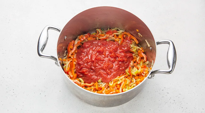 Томатный суп с курицей, консервированной фасолью и овощами