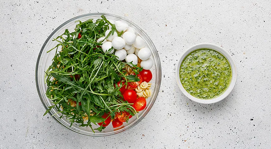 Салат с пастой и песто