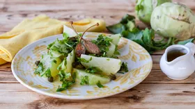 Теплый салат из кольраби с каперсами и кинзой