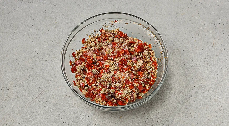 Рулет из индейки с колбасками