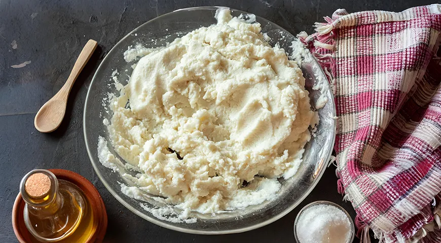 Тесто для начос можно приготовить из кукурузной муки, добавив растительное масло, воду и соль