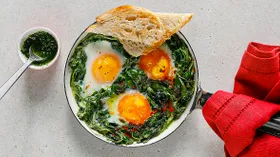 Зеленая шакшука со шпинатом и руколой
