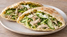 Пита с чесноком, овощами и курицей
