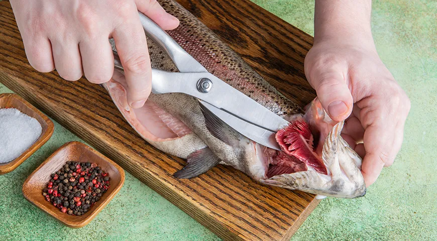 При чистке форели от жабр важно избавиться, иначе они сделают бульон мутным