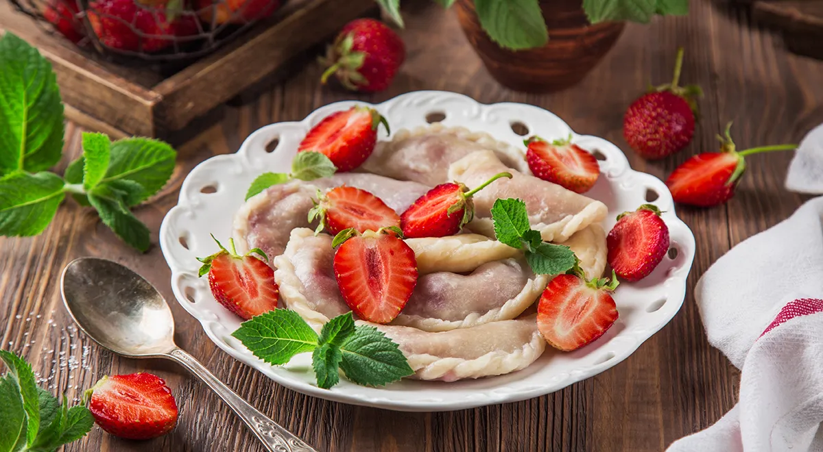 8 рецептов очень вкусных вареников — от классики с вишней до картошки и квашеной капусты