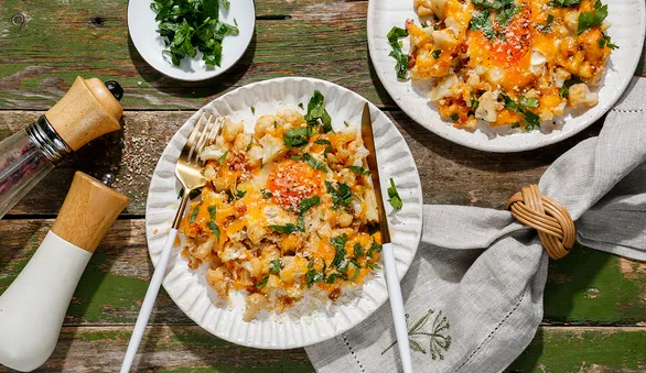 Цветная капуста с яйцом и сыром на сковороде