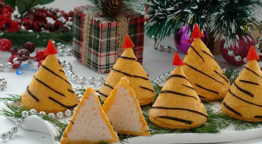 Закусочные пирамидки с сырно-лососевым муссом