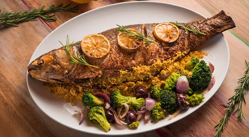 Пеленгас, запеченный с овощами