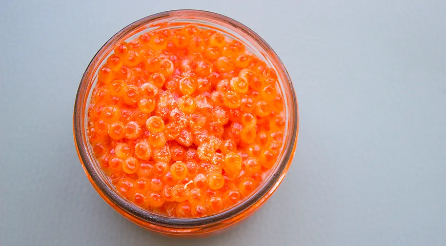 Развесную икру заморозьте в течение 1–2 суток после покупки, а вскрытую баночную — не позднее 3–4 дней