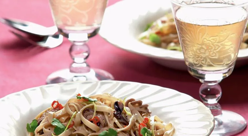 Мини-осьминоги с лапшой в кокосовом молоке