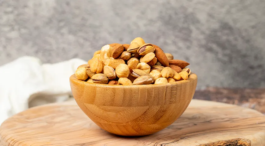 Обжарка орехов разрушает фитиновую кислоту, благодаря чему содержащиеся в них кальций, магний, железо и цинк усваиваются организмом лучше