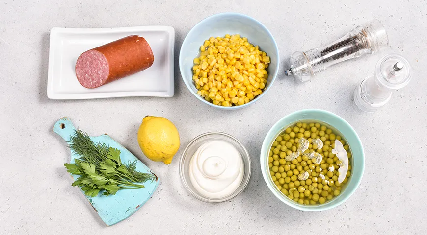 Салат с горошком, кукурузой и колбасой