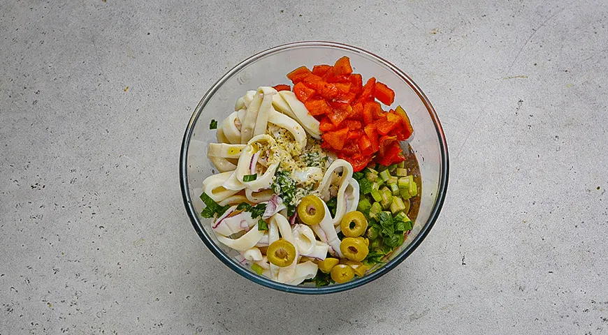 Салат из кальмаров с оливками и сельдереем