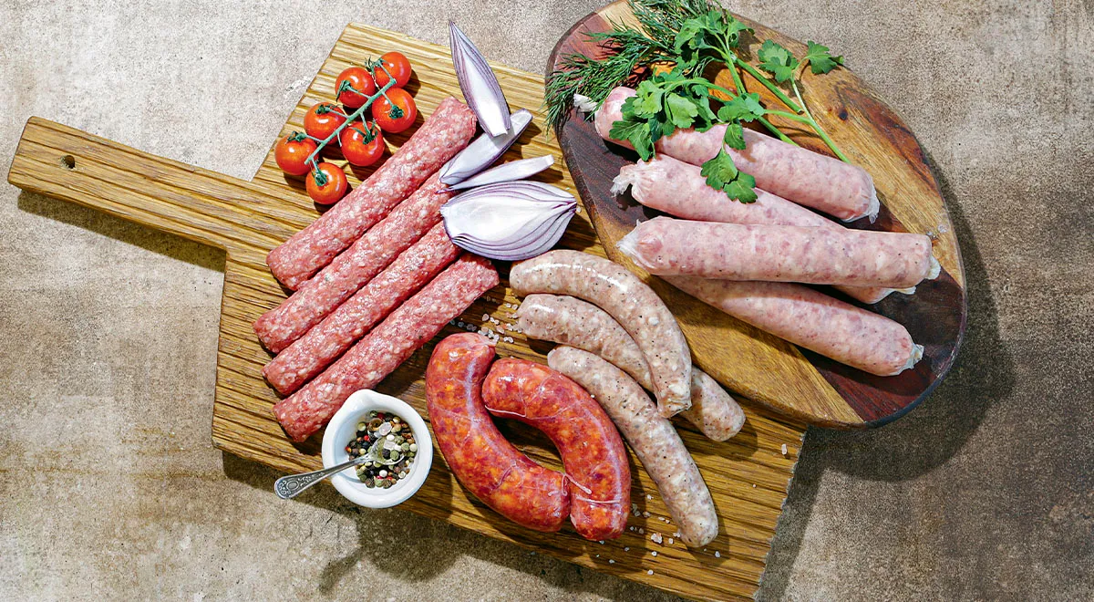 В отличие от большинства колбасок, купаты всегда заключают в натуральную оболочку и начиняют крупно нарубленным мясом, а не фаршем